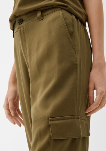 s.Oliver - Tapered Pantalón cargo en verde