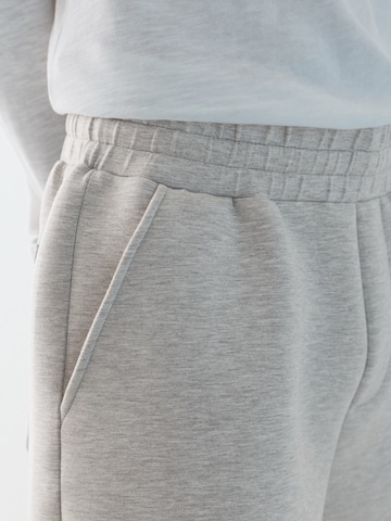 Pull&BearBaggy Hlače - siva boja