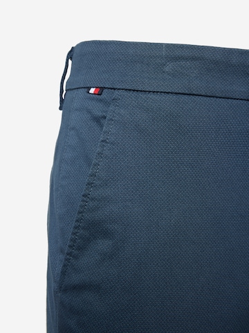 TOMMY HILFIGERregular Chino hlače 'DENTON' - plava boja