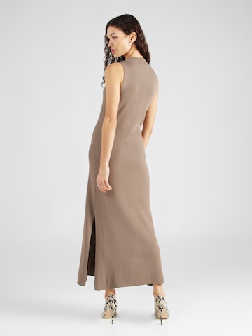 IVY OAK Stickad klänning i brun