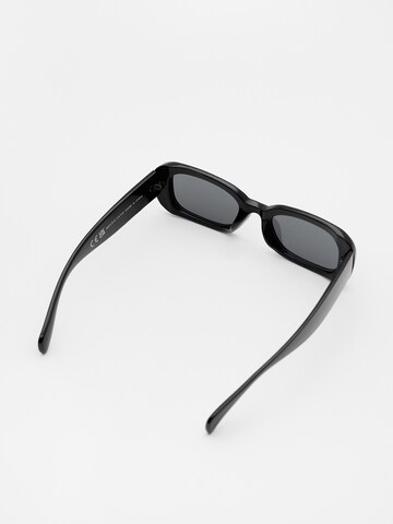 Pull&Bear Sonnenbrille in Schwarz