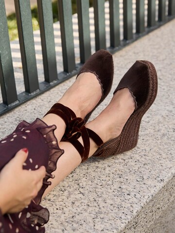 Alhamas Pumps 'Alpargata Cuña 8 cm Terciopelo' in Bruin