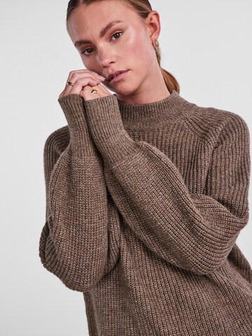 Pull-over 'Natalee' PIECES en marron