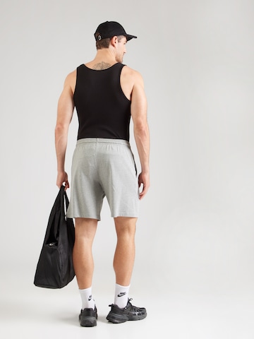 Loosefit Pantalon 'Club' Nike Sportswear en gris