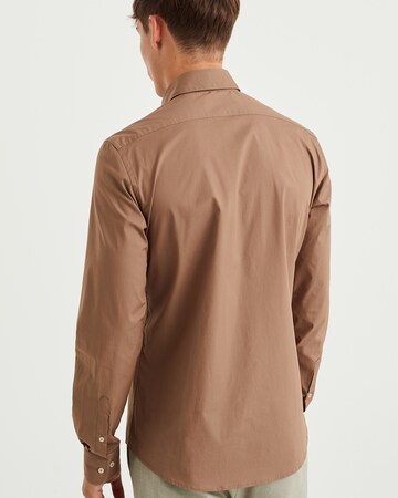 Slim fit Camicia di WE Fashion in marrone