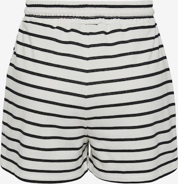 PIECES Regular Shorts 'CHILLI' in Weiß