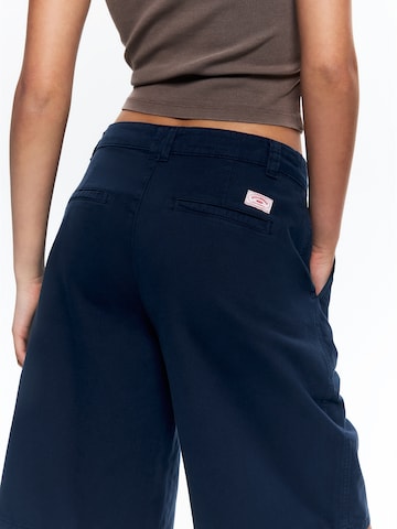 Pull&Bear Широка кройка Панталон Chino в синьо