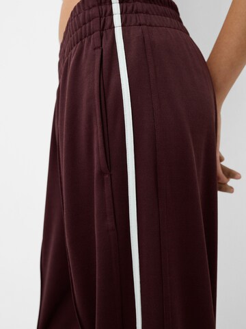 Bershka Wide leg Byxa i brun