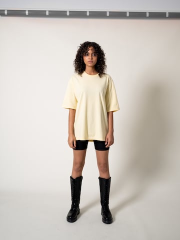 T-Shirt 'RARE' UNFOLLOWED x ABOUT YOU en jaune