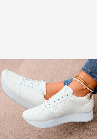 LASCANA Sneakers in White: front