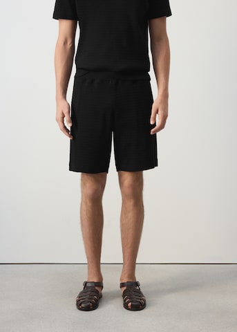 Regular Pantaloni 'ARMIS' de la MANGO MAN pe negru: față