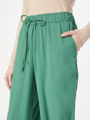 SOAKED IN LUXURY Tapered Pants 'Shirley' in Green