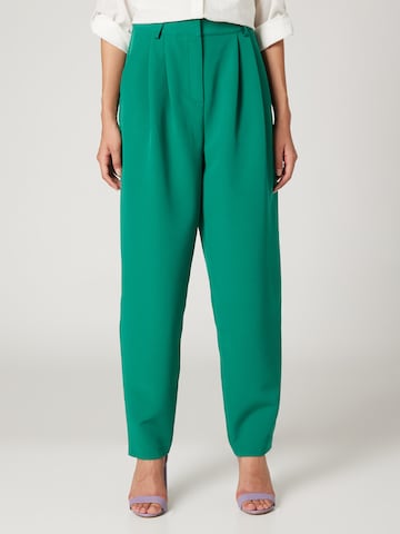 Guido Maria Kretschmer Women Loose fit Trousers with creases 'Inka' in Green: front
