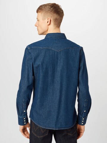 WRANGLER جينز مضبوط قميص بلون أزرق