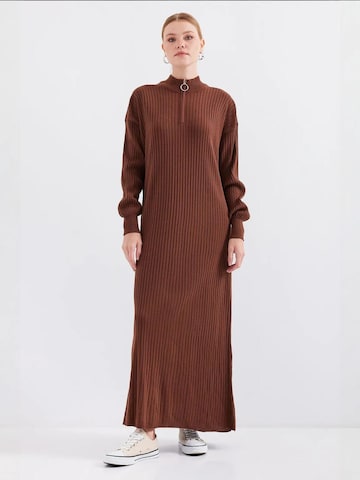 Bigdart Gebreide jurk in Bruin: voorkant