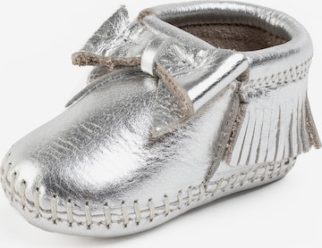 Pantofi 'Rosie' de la Minnetonka pe argintiu: față