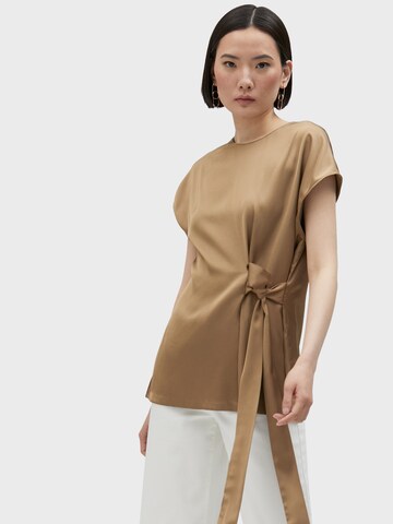 Top de la Lola Casademunt pe bronz: față