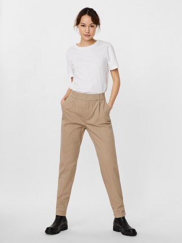 VERO MODA - Tapered Calças com pregas 'Eva' em castanho