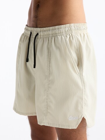 Pull&Bear Kratke kopalne hlače | bela barva