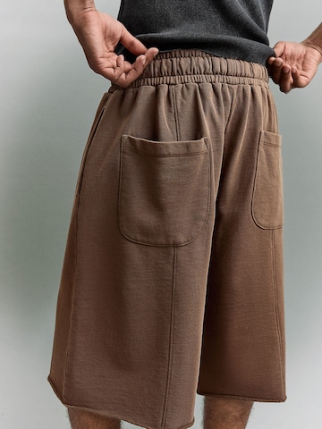 BershkaBaggy Hlače - smeđa boja