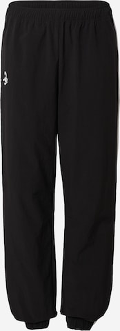 VIERVIER Tapered Broek 'Sammy' in Zwart: voorkant