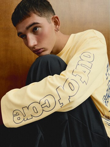Bershka Bluser & t-shirts 'OUT OF CORE' i gul