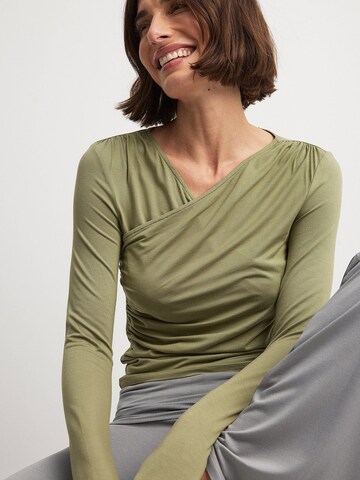 NA-KD Top in Green: front