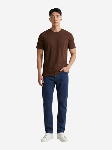 Maglietta 'ESS SEASONAL REG FIT MW0MW39995' di TOMMY HILFIGER in marrone