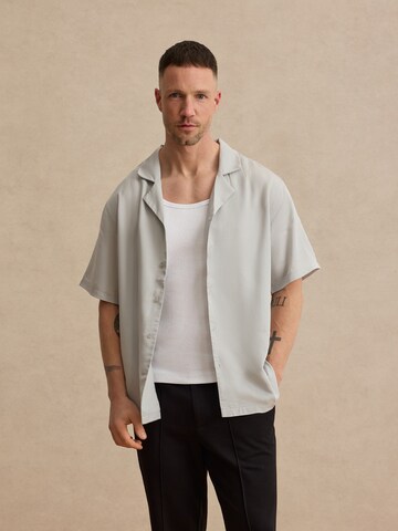 DAN FOX APPAREL Regular fit Button Up Shirt in Grey: front