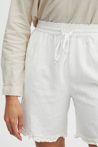 Regular Pantalon 'Falakka Frill' b.young en blanc