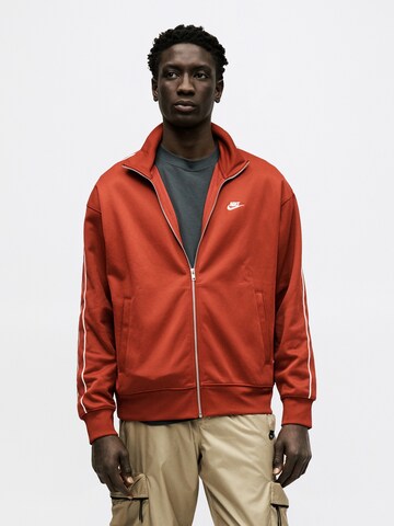 Veste de survêtement 'CLUB' Nike Sportswear en rouge : devant