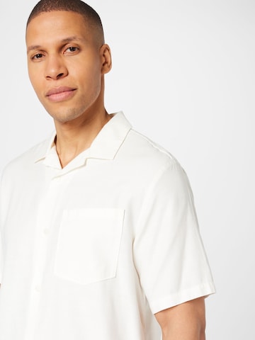 Coupe regular Chemise WEEKDAY en blanc