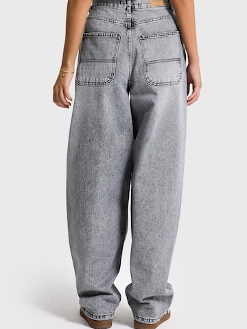 IT'S BASIC Loosefit Jeans 'NORA Skater Mid Rise Jeans' in Grijs