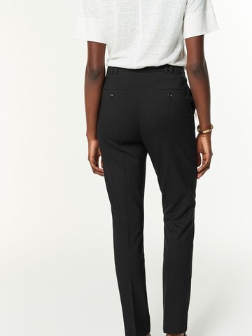 Slimfit Pantaloni con piega frontale di Next in nero