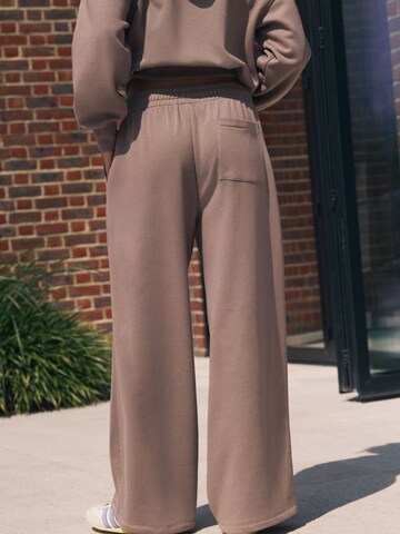 Wide leg Pantaloni de la self. pe maro