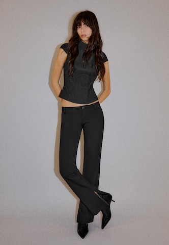 Evazați Pantaloni 'PANTALON POLIVIS' de la Bershka pe negru