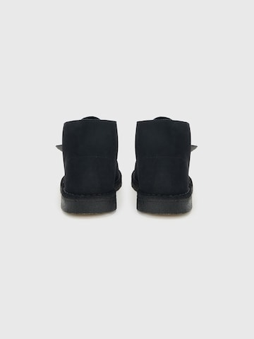 Botine Chukka de la Clarks Originals pe negru