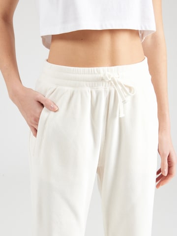 Tapered Pantaloni 'OCT4' de la Abercrombie & Fitch pe alb