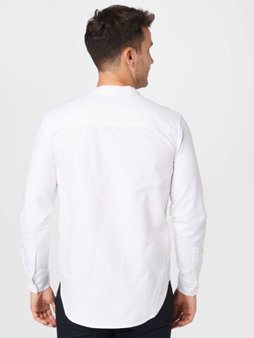 Coupe regular Chemise 'Liam' ABOUT YOU en blanc