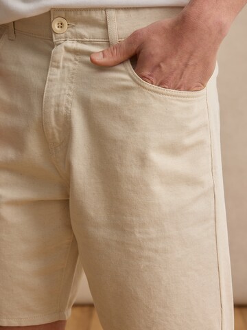 DAN FOX APPAREL - Regular Calças chino 'Xaver' em branco