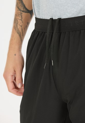 Virtus Tapered Sweathose 'Blag V3' in Schwarz