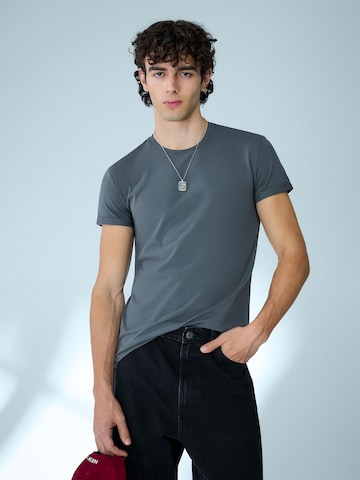 Bershka T-Shirt in Grau