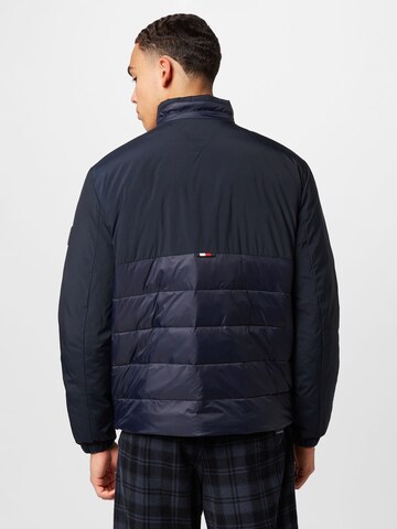 TOMMY HILFIGER Tussenjas in Blauw