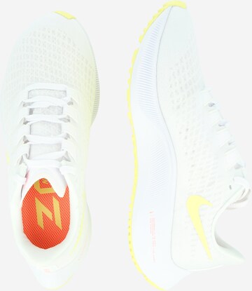 Chaussure de course NIKE en blanc