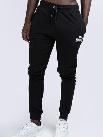 LONSDALE - Tapered Pantalón deportivo 'Pilsdon' en negro: frente