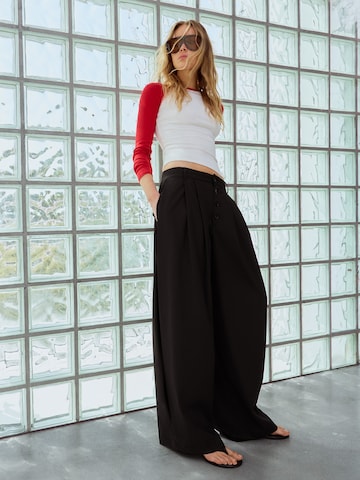 Bershka Barrel Plisované nohavice - Čierna