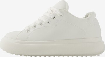 Sneaker low de la Bershka pe alb