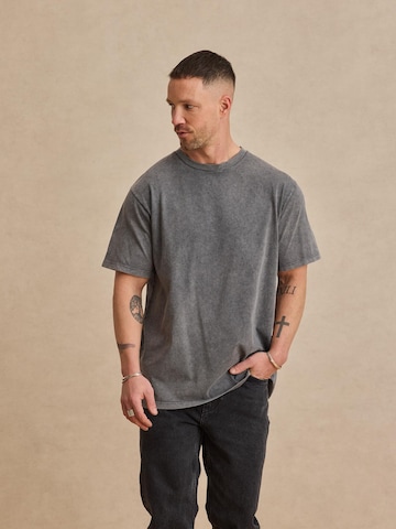 DAN FOX APPAREL - Camiseta 'Tammo' en gris: frente