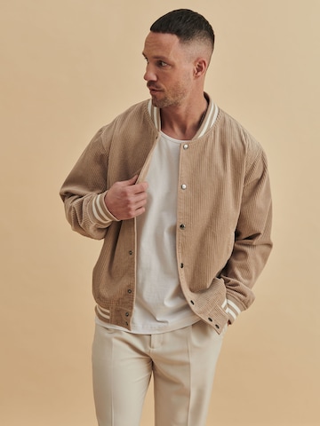 DAN FOX APPAREL Tussenjas 'Leo' in Beige: voorkant