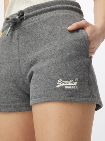 Superdry Regular Shorts in Grau